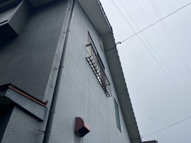 糸島市で塗膜が劣化した外壁2階部分