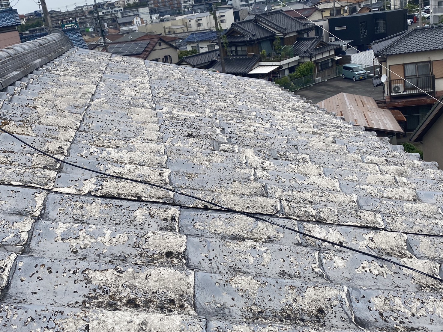 筑紫野市二日市物件　セキスイかわらU アスベストの屋根　防水シート雨漏り工事　施工前写真　屋根の劣化の写真　街の屋根やさん福岡西