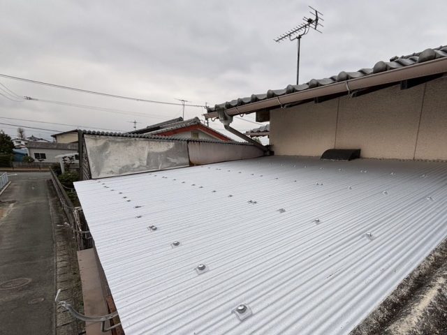 須恵町の新しい波板に交換された納屋の屋根