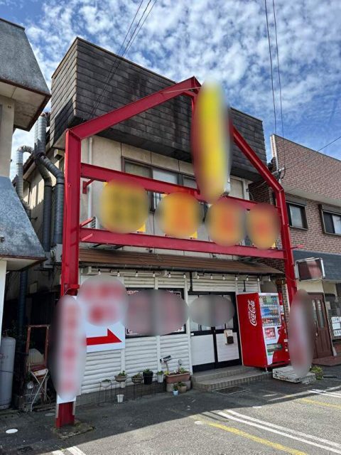 糟屋郡篠栗町で飲食店を営む住宅の雨漏り調査、外壁のカビやひび、もらい錆を発見