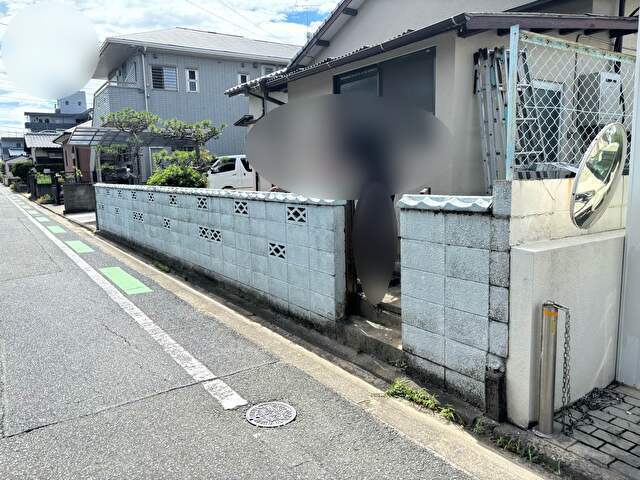 粕屋町にて色が剥げていたブロック塀の上塗り。汚れて古びた外観が塗装工事で一新