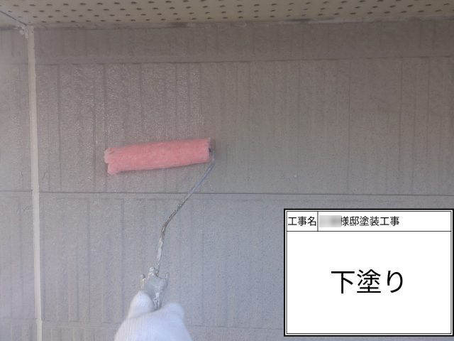 福岡市早良区の外壁塗装で隅々まで下塗りを施す様子