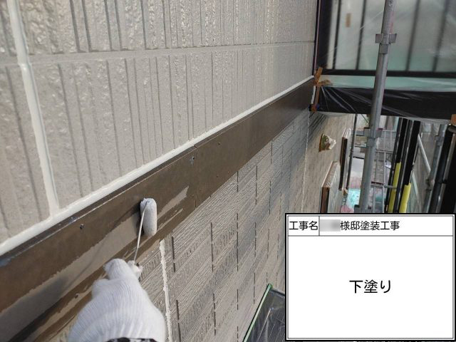 福岡市早良区の外壁塗装にて幕板を下塗りしているところ