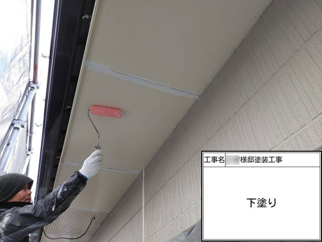 福岡市早良区の外壁塗装にて高所作業の伴う軒天への下塗り